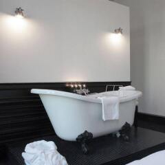 Отель Guesthouse The Black ванная