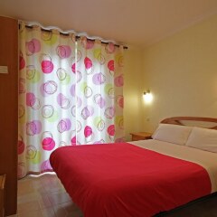 Отель Hostal Casa Bueno Испания, Мадрид - отзывы, цены и фото номеров - забронировать отель Hostal Casa Bueno онлайн сейф в номере