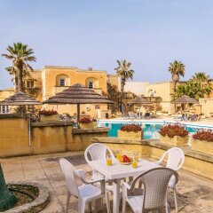 Отель Gozo Village Holidays бассейн