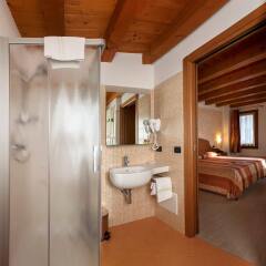 Отель Albergo Antica Corte Marchesini Италия, Кампанья-Лупия - 1 отзыв об отеле, цены и фото номеров - забронировать отель Albergo Antica Corte Marchesini онлайн ванная