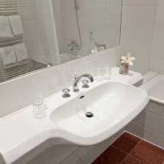Отель Novum Hotel Kronprinz Hamburg Hauptbahnhof Германия, Гамбург - 2 отзыва об отеле, цены и фото номеров - забронировать отель Novum Hotel Kronprinz Hamburg Hauptbahnhof онлайн ванная фото 2
