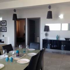 Апартаменты Luxury Seafront Apartment With Pool в номере