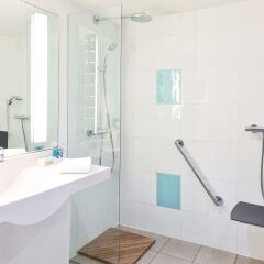 Отель Novotel Nice Arenas Aeroport Франция, Ницца - 1 отзыв об отеле, цены и фото номеров - забронировать отель Novotel Nice Arenas Aeroport онлайн ванная