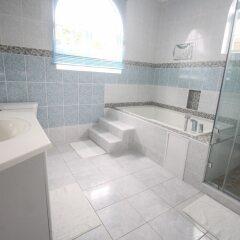 Отель Summer Breeze Vacation Home Ямайка, Монтего-Бей - отзывы, цены и фото номеров - забронировать отель Summer Breeze Vacation Home онлайн ванная