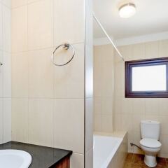 Отель Fig Tree Bay Villa 10 Кипр, Протарас - отзывы, цены и фото номеров - забронировать отель Fig Tree Bay Villa 10 онлайн ванная фото 2