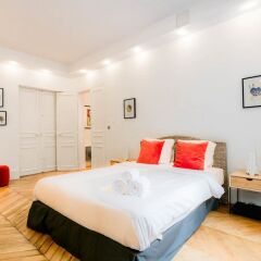 Отель Eiffel Tower - Ecole Militaire Apartment Франция, Париж - отзывы, цены и фото номеров - забронировать отель Eiffel Tower - Ecole Militaire Apartment онлайн комната для гостей