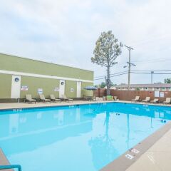 Отель Quality Inn & Suites Denver Stapleton бассейн