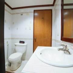 Отель MC Mountain Home Apartelle Филиппины, Тагайтай - отзывы, цены и фото номеров - забронировать отель MC Mountain Home Apartelle онлайн ванная фото 2