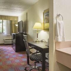 Quality Inn & Suites in Altoona, United States of America from 107$, photos, reviews - zenhotels.com room amenities photo 2