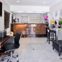 Отель Best Western Hollywood Plaza Inn США, Лос-Анджелес - отзывы, цены и фото номеров - забронировать отель Best Western Hollywood Plaza Inn онлайн интерьер отеля