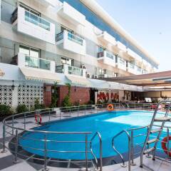 Fortune Karama Hotel бассейн