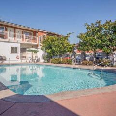 Отель Comfort Inn & Suites North Vancouver Канада, Аптаун - отзывы, цены и фото номеров - забронировать отель Comfort Inn & Suites North Vancouver онлайн бассейн