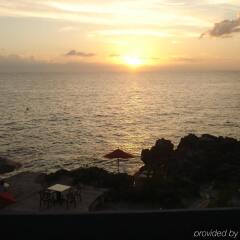 Отель Sunset on the Cliffs пляж