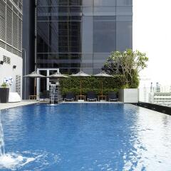 Отель Novotel Ploenchit Sukhumvit Бангкок бассейн