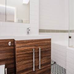 Отель 2 Bedroom Flat in Islington, Sleeps 6 Великобритания, Лондон - отзывы, цены и фото номеров - забронировать отель 2 Bedroom Flat in Islington, Sleeps 6 онлайн ванная фото 2