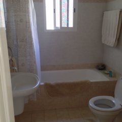 Отель Sirena Sunrise Кипр, Пафос - отзывы, цены и фото номеров - забронировать отель Sirena Sunrise онлайн ванная
