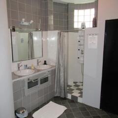 Hotel Le Griffon in Abidjan, Cote d'Ivoire from 81$, photos, reviews - zenhotels.com bathroom
