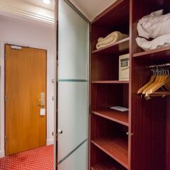 Отель de Castiglione Париж сейф в номере