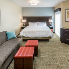 Отель Staybridge Suites Saskatoon - University комната для гостей