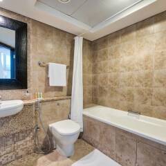 Апартаменты Luxury Apartment Steps Away From Everything! Дубай ванная