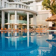 Отель Novotel Ha Long Bay бассейн