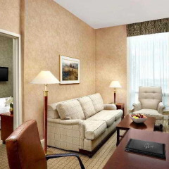 Отель Sheraton Suites Calgary Eau Claire Канада, Калгари - отзывы, цены и фото номеров - забронировать отель Sheraton Suites Calgary Eau Claire онлайн комната для гостей фото 5