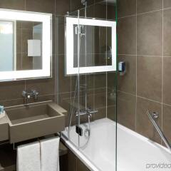 Отель Novotel Berlin Mitte Германия, Берлин - 3 отзыва об отеле, цены и фото номеров - забронировать отель Novotel Berlin Mitte онлайн ванная