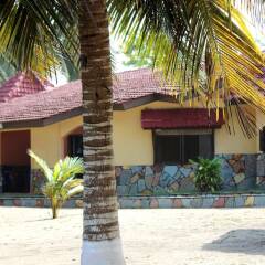 Отель Ayikoo Beach House бассейн