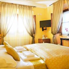 Отель Sani Tourist House сейф в номере