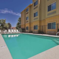 Отель La Quinta Inn & Suites Tulare бассейн фото 2