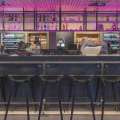 Отель Moxy London Excel гостиничный бар фото 3