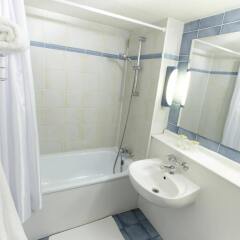 Отель Campanile Saumur Франция, Сомюр - отзывы, цены и фото номеров - забронировать отель Campanile Saumur онлайн ванная фото 2