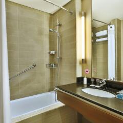 Отель Holiday Inn Resort Dead Sea Иордания, Ма-Ин - 2 отзыва об отеле, цены и фото номеров - забронировать отель Holiday Inn Resort Dead Sea онлайн ванная