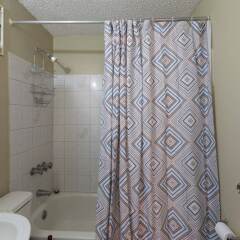 Отель Kingston Most Centrally Located One Bdrm ванная