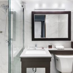 Отель Ottawa Embassy Hotel & Suites Канада, Оттава - отзывы, цены и фото номеров - забронировать отель Ottawa Embassy Hotel & Suites онлайн ванная