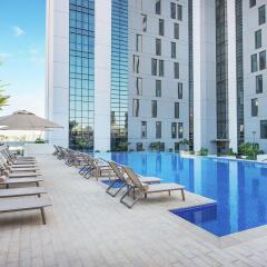 Отель Hampton by Hilton Dubai Airport ОАЭ, Дубай - 1 отзыв об отеле, цены и фото номеров - забронировать отель Hampton by Hilton Dubai Airport онлайн бассейн