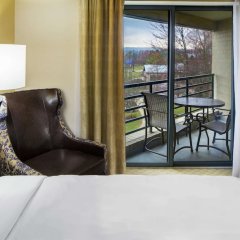 Desmond Hotel Malvern, a DoubleTree by Hilton in Sharon Hill, United States of America from 242$, photos, reviews - zenhotels.com guestroom