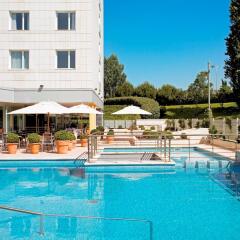 Отель Novotel Barcelona S Joan Despi бассейн
