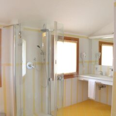 Отель Guest House Golf Club Padova Италия, Региональный парк Colli Euganei - отзывы, цены и фото номеров - забронировать отель Guest House Golf Club Padova онлайн ванная фото 2