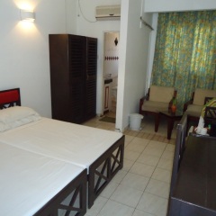 Отель Nippon Villa Beach Resort Хиккадува комната для гостей