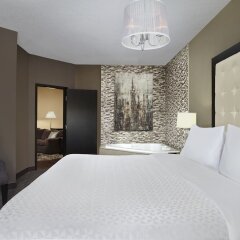 Отель Four Points by Sheraton Hotel & Suites Calgary West Канада, Калгари - отзывы, цены и фото номеров - забронировать отель Four Points by Sheraton Hotel & Suites Calgary West онлайн комната для гостей фото 5