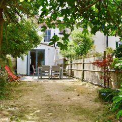 Отель Spacious Family Home With Garden