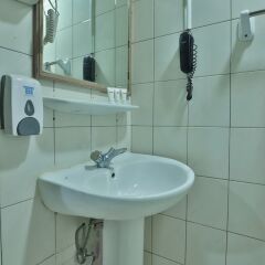 OYO 261 Remas Hotel Apartment Дубай ванная