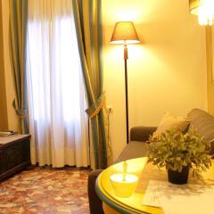 Отель The Charm Suites комната для гостей фото 6
