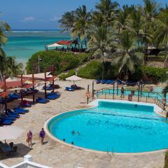 Отель Voyager Beach Resort бассейн