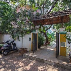 Отель OYO 13345 Home Courtyard Chapora Гоа парковка