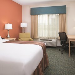 La Quinta Inn & Suites by Wyndham Grand Forks in Grand Forks, United States of America from 128$, photos, reviews - zenhotels.com guestroom photo 2