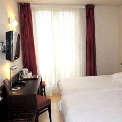 Отель Escale Oceania Marseille Vieux Port сейф в номере
