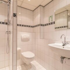 Отель New West Inn Нидерланды, Амстердам - 6 отзывов об отеле, цены и фото номеров - забронировать отель New West Inn онлайн ванная