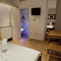 Отель Mstay 291 Suites сейф в номере